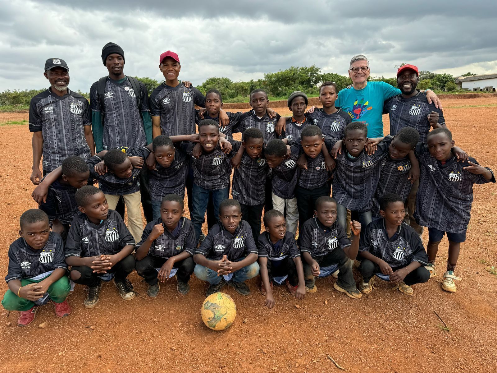 Santos doa 100 uniformes para crianças refugiadas na África