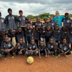 Santos doa 100 uniformes para crianças refugiadas na África