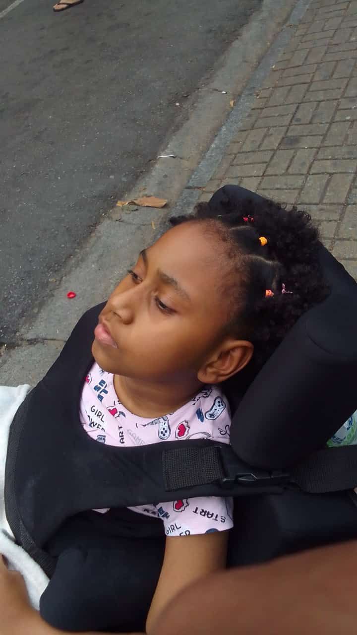 Mãe de criança com doença genética rara pede ajuda para tratamento em Ouro Preto