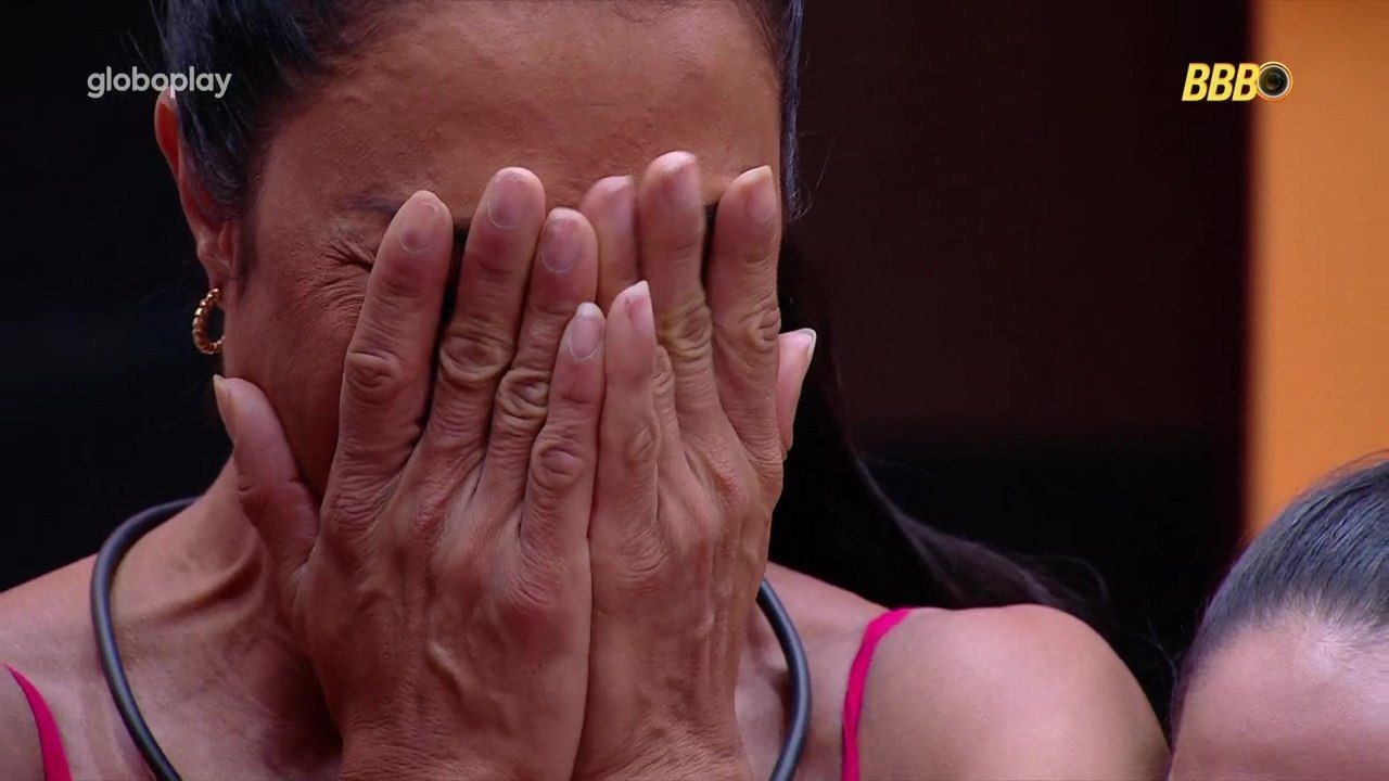 Gracyanne Barbosa chora e se desculpa por roubar comida no BBB 25