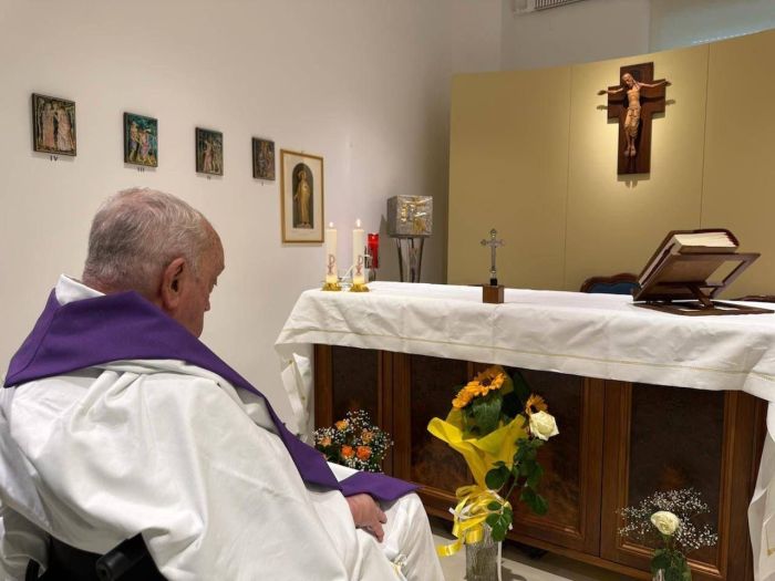 Papa Francisco concelebra missa de domingo em capela no hospital