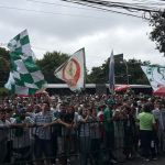 Apoio no CT: torcedores de Palmeiras e Corinthians incentivam jogadores antes de final