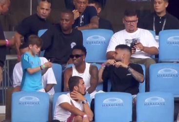 Vini Jr. assiste Fla-Flu no Maracanã antes de se apresentar à Seleção