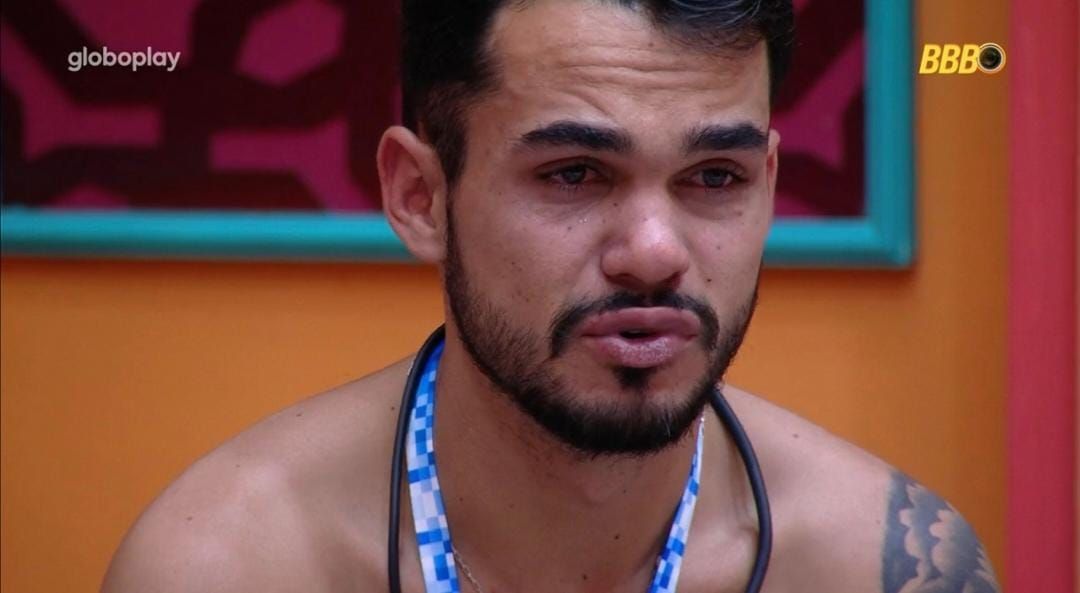 João Gabriel tem crise de choro e revela preocupação no BBB 25