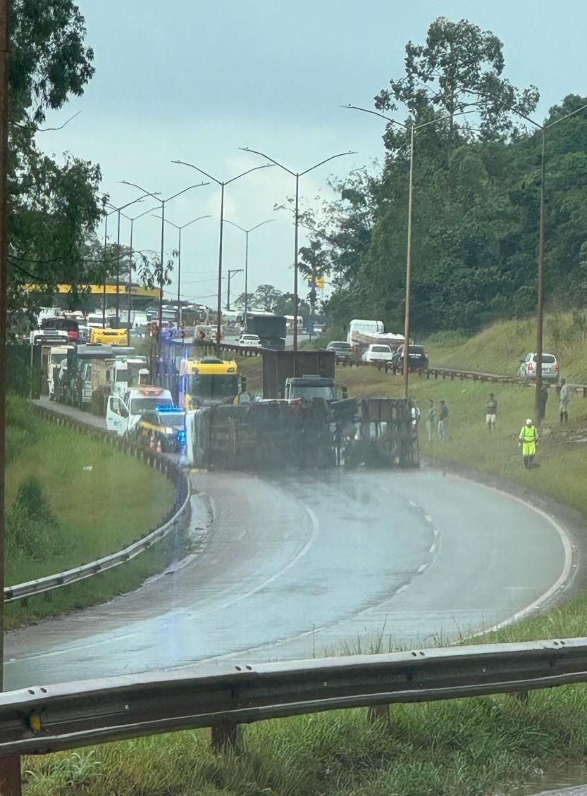 Caminhão tomba e interdita totalmente a BR-040 em Nova Lima