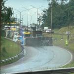 Caminhão tomba e interdita totalmente a BR-040 em Nova Lima