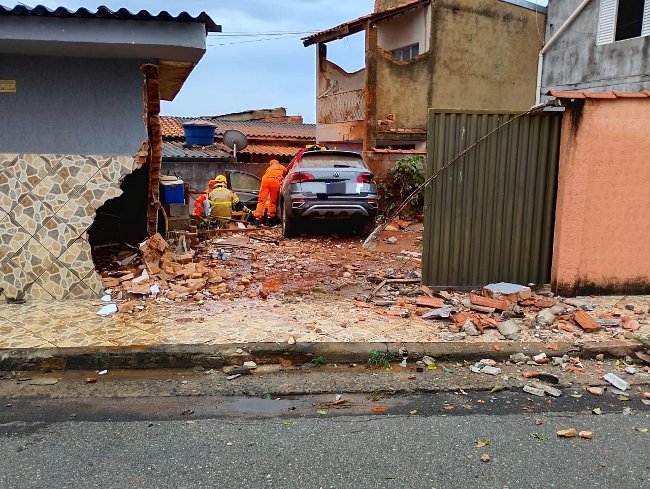 Carro desgovernado causa destruição e deixa família 'presa' em casa, em MG