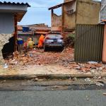 Carro desgovernado causa destruição e deixa família 'presa' em casa, em MG