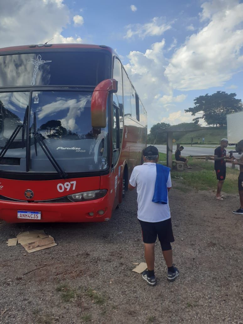 Ônibus do Pouso Alegre sofre acidente na BR-381 após jogo-treino com o Cruzeiro