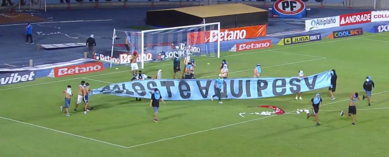 Rival do Atlético na Sula sofreu gol bizarro e viu torcida enlouquecida invadir gramado