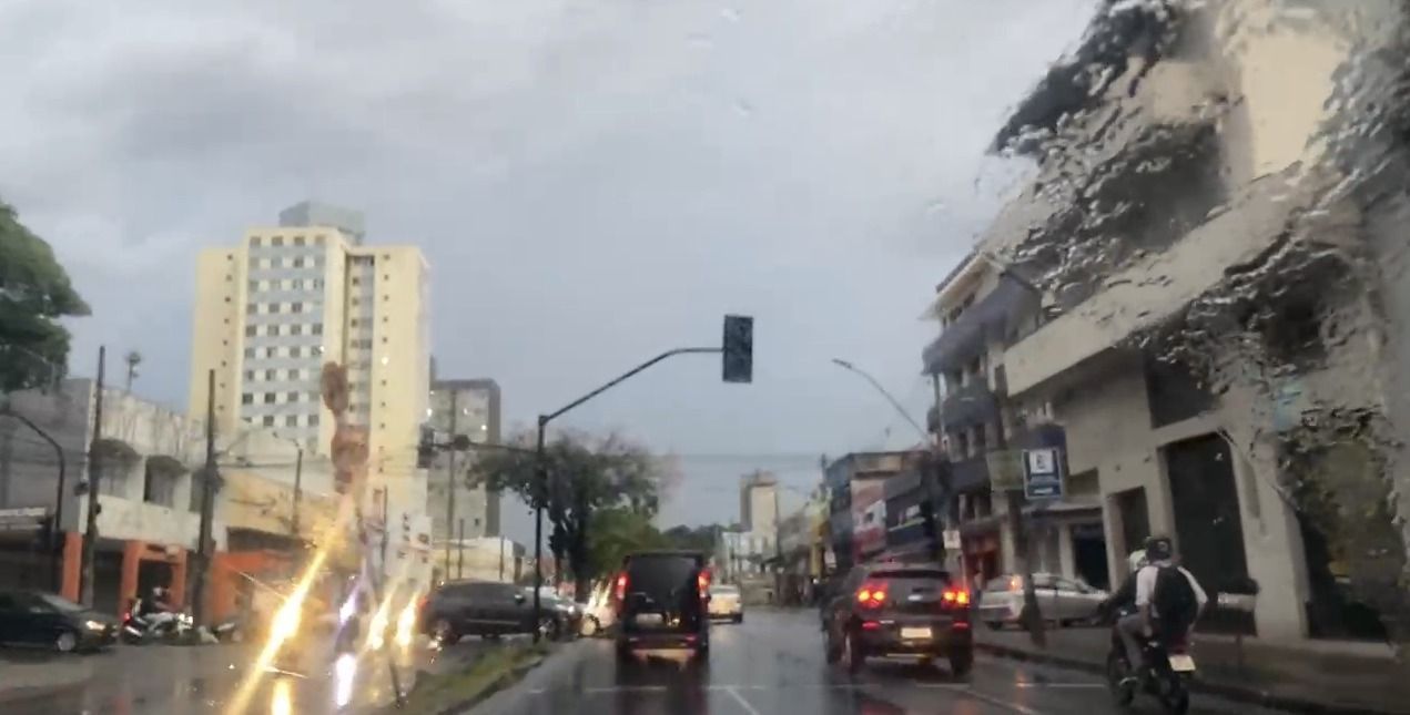 Chuva em BH: tempestade provoca desligamento de semáforos por toda capital