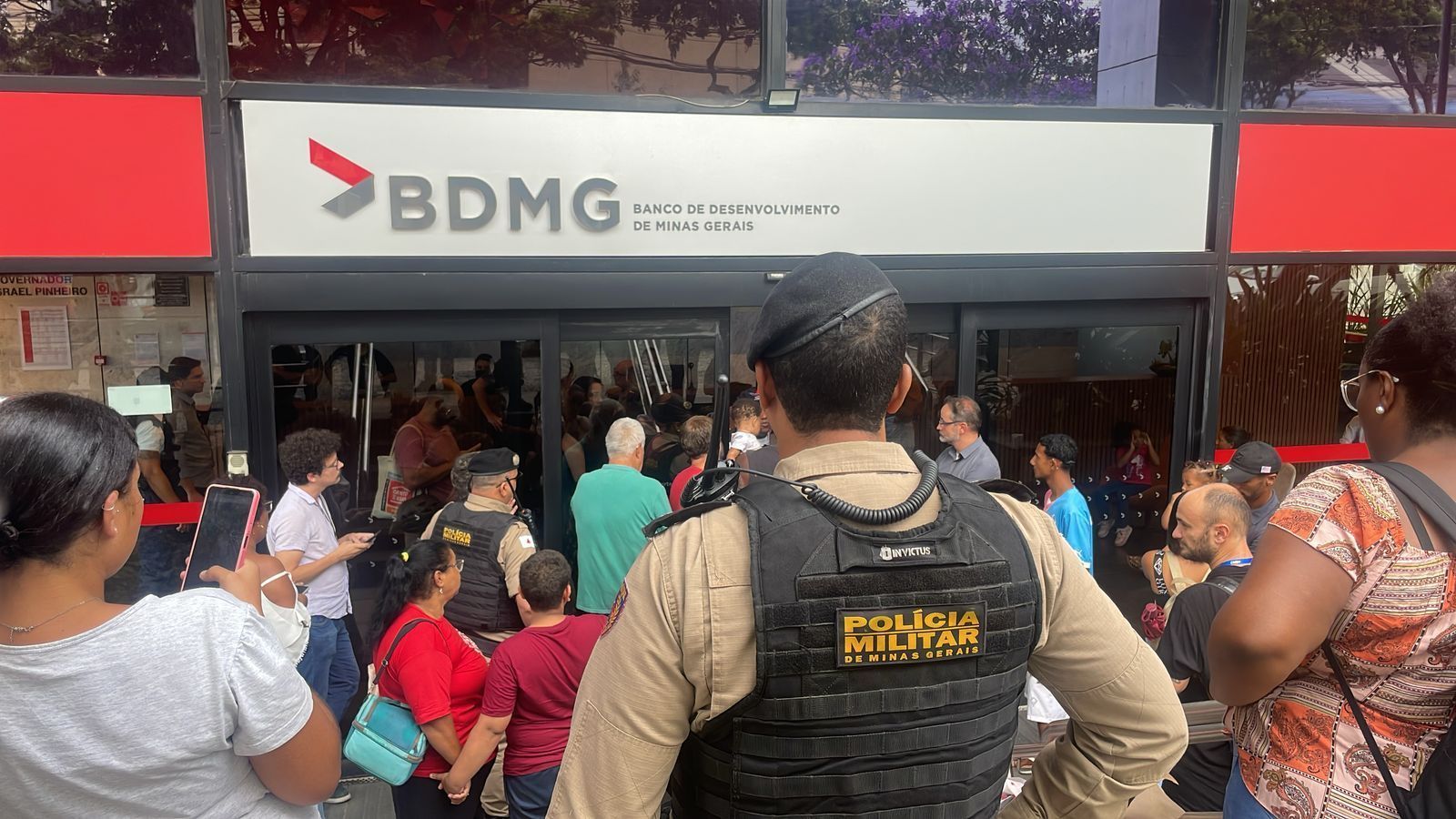 Governo de Minas e Metrô BH se reúnem com famílias atingidas por obras de expansão: 'senti confiança'