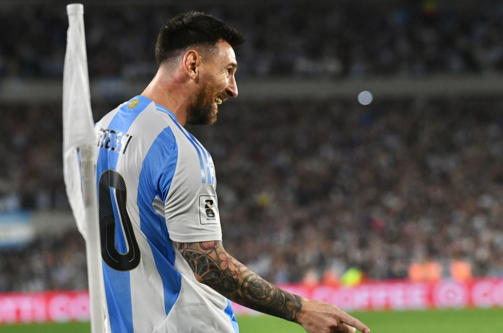Messi dá autógrafos e ganha presente de fãs argentinos; assista vídeo