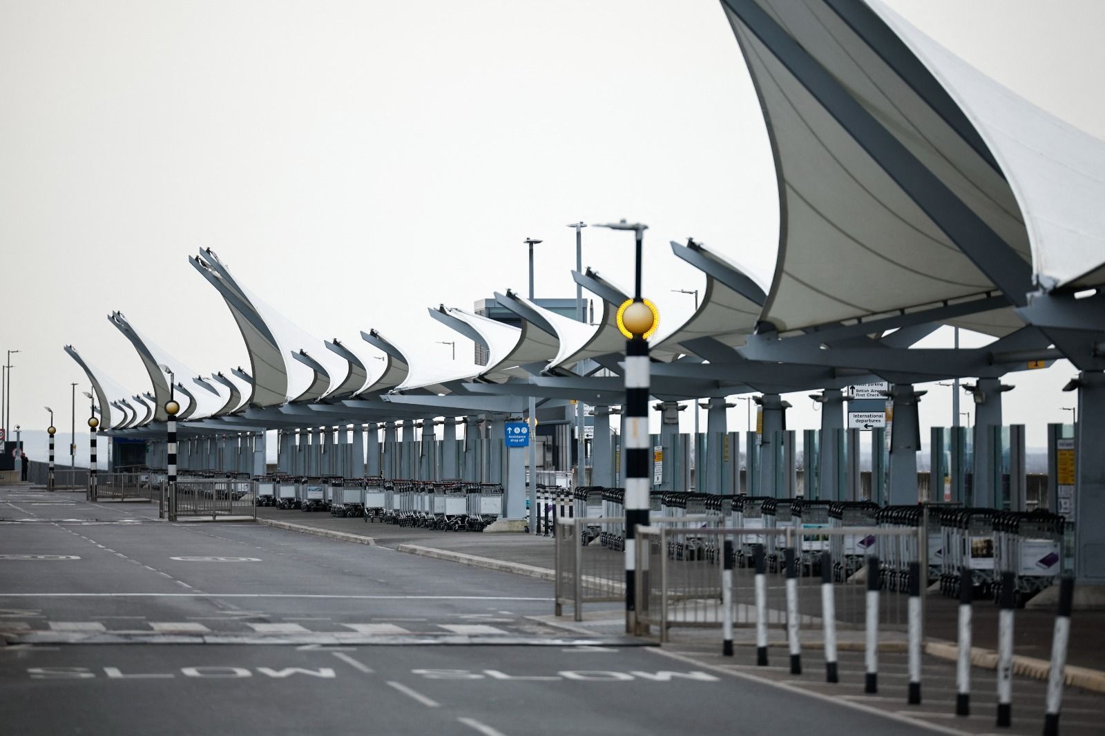 Aeroportos europeus retomam operações após ataque cibernético