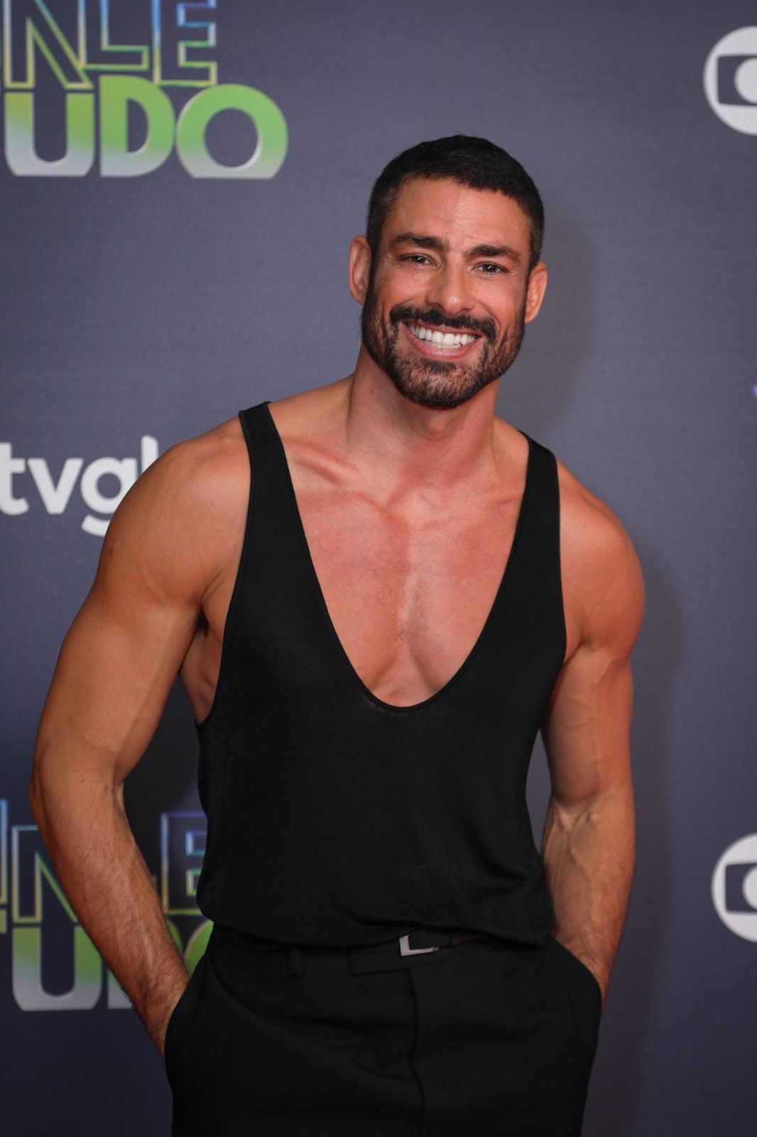 Vale Tudo: Cauã Reymond mostra multidão em festa de lançamento do remake