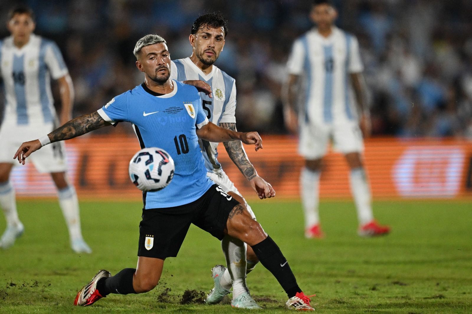 Arrascaeta sente, deixa jogo do Uruguai no primeiro tempo e preocupa Flamengo