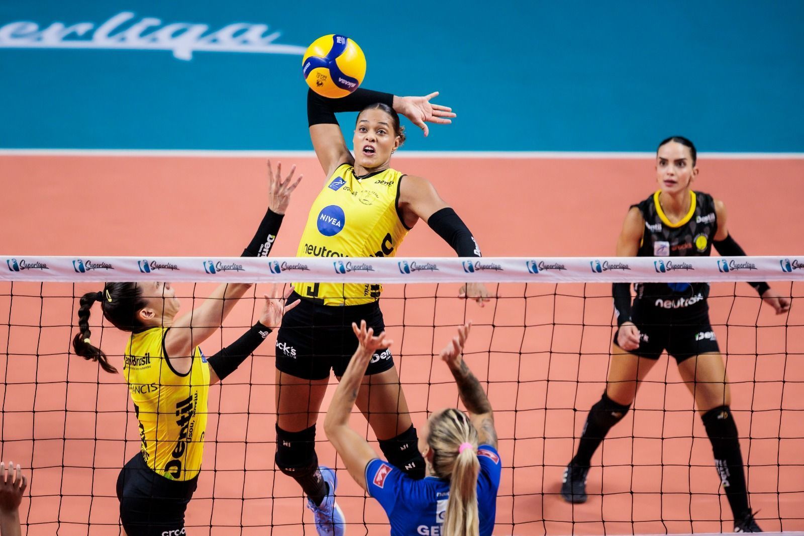 Dentil Praia Clube bate Gerdau Minas e garante liderança da Superliga Feminina