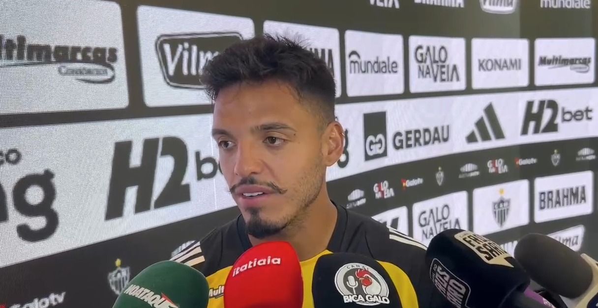 Gabriel Menino reage à chance em outra posição durante jogo-treino do Atlético
