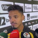 Gabriel Menino reage à chance em outra posição durante jogo-treino do Atlético