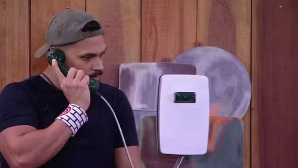BBB 25: Vinícius recebe emojis de 'vômito' e 'alvo' após atender Big Fone