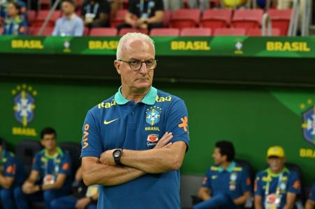Dorival Júnior, técnico da Seleção Brasileira, durante jogo contra a Colômbia