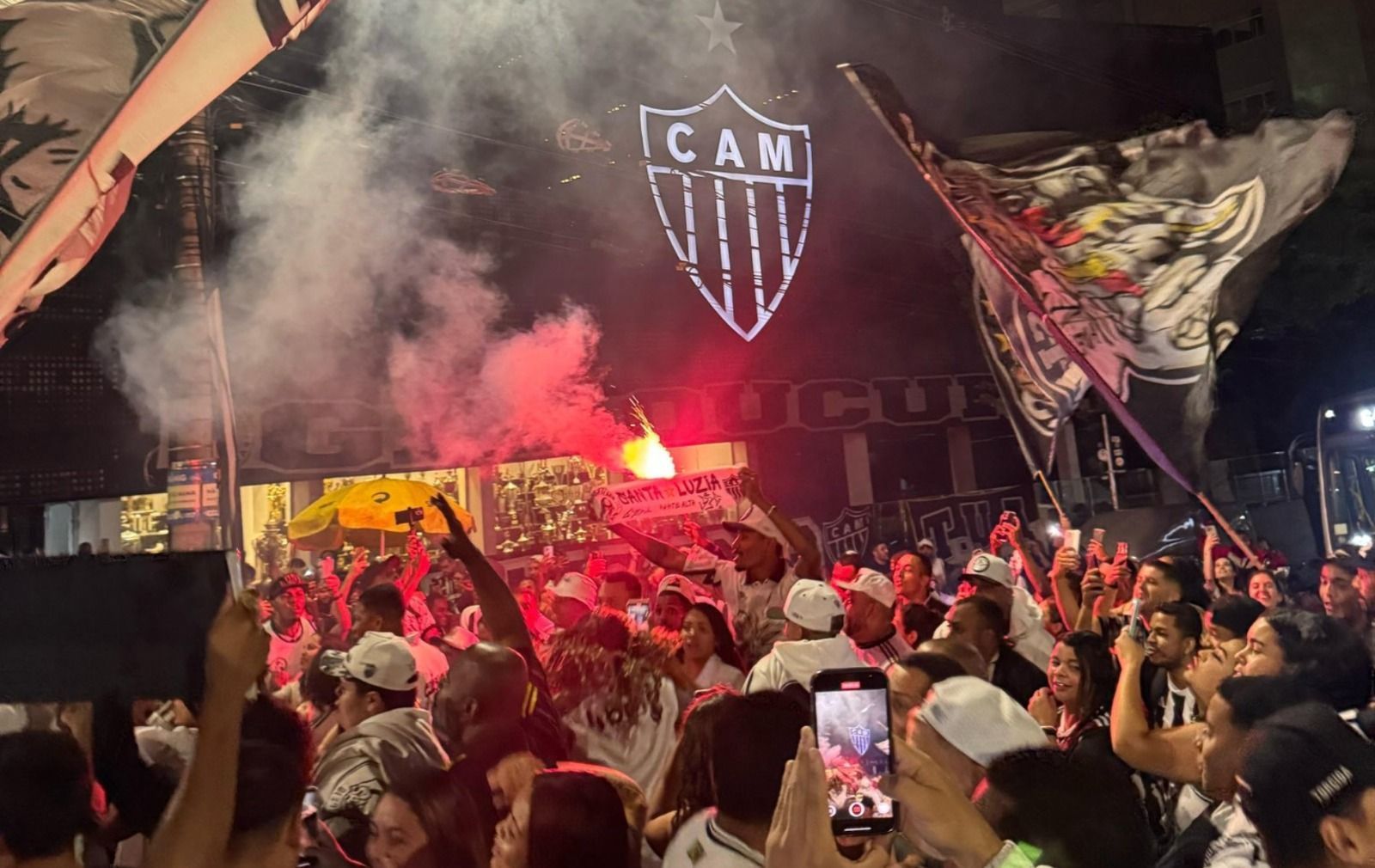 Torcedores celebram aniversário do Atlético com festa em vigília na sede do clube