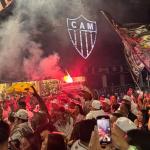 Torcedores celebram aniversário do Atlético com festa em vigília na sede do clube