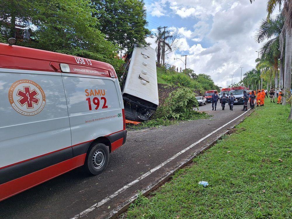 Ônibus cai em barranco e deixa sete pessoas feridas em Ipatinga