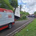 Ônibus cai em barranco e deixa sete pessoas feridas em Ipatinga