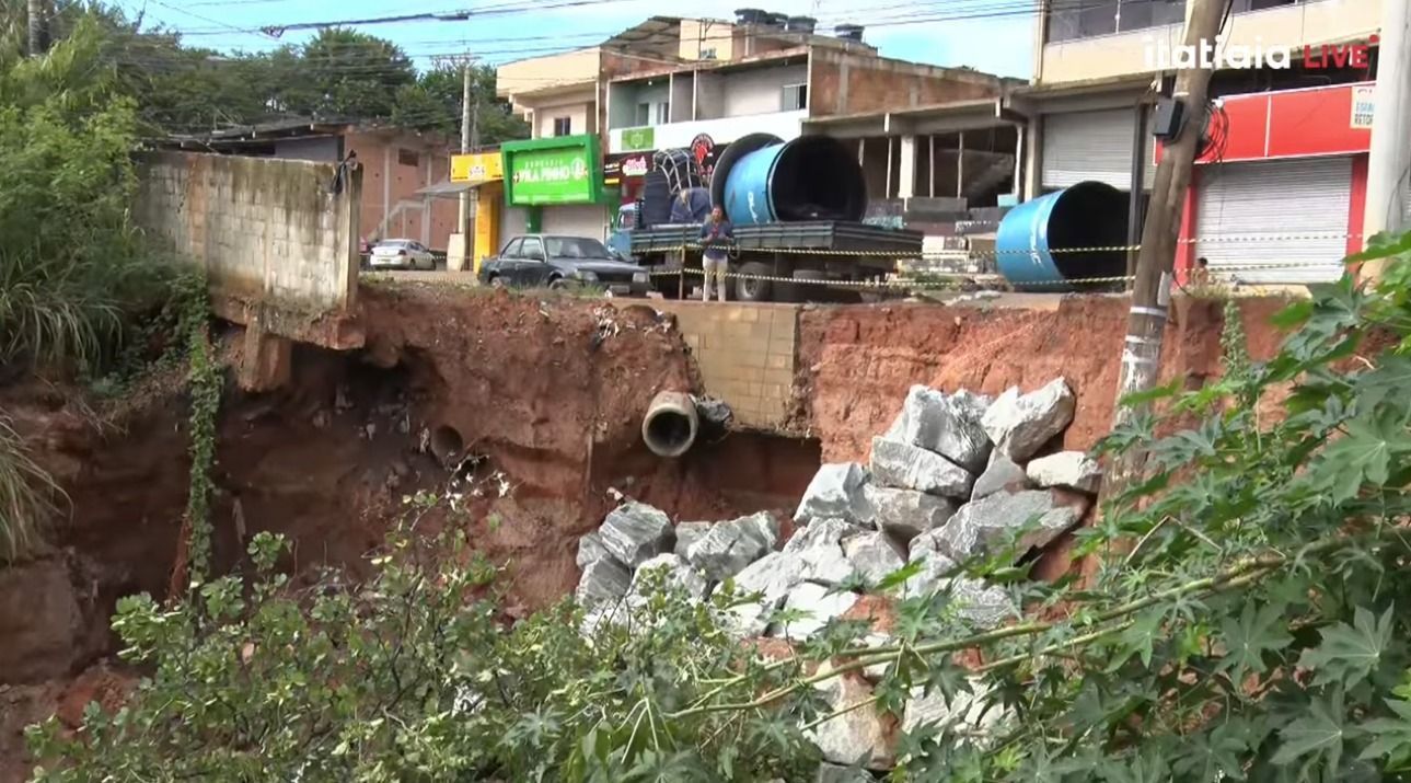 Cratera gigante em avenida importante do Barreiro assusta moradores de BH
