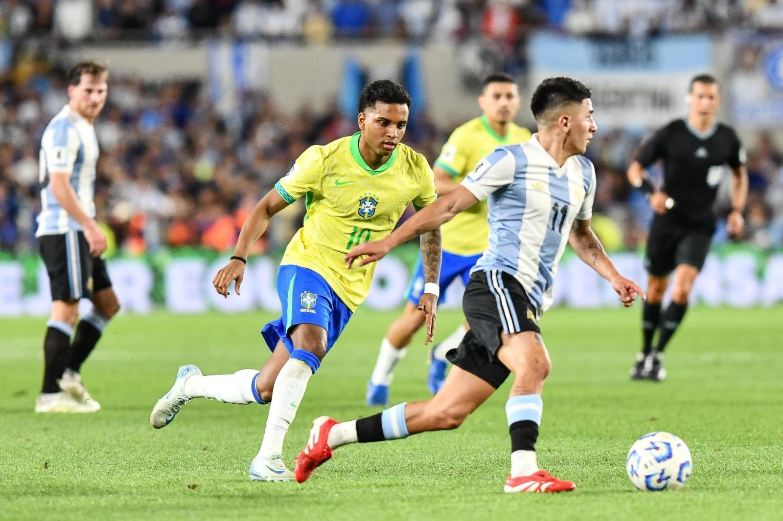 Meia da Argentina provoca Rodrygo, do Brasil, e causa alvoroço nas redes