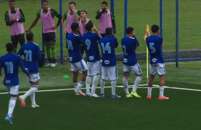 Jogadores do Cruzeiro celebram gol contra o América no Brasileiro Sub-20