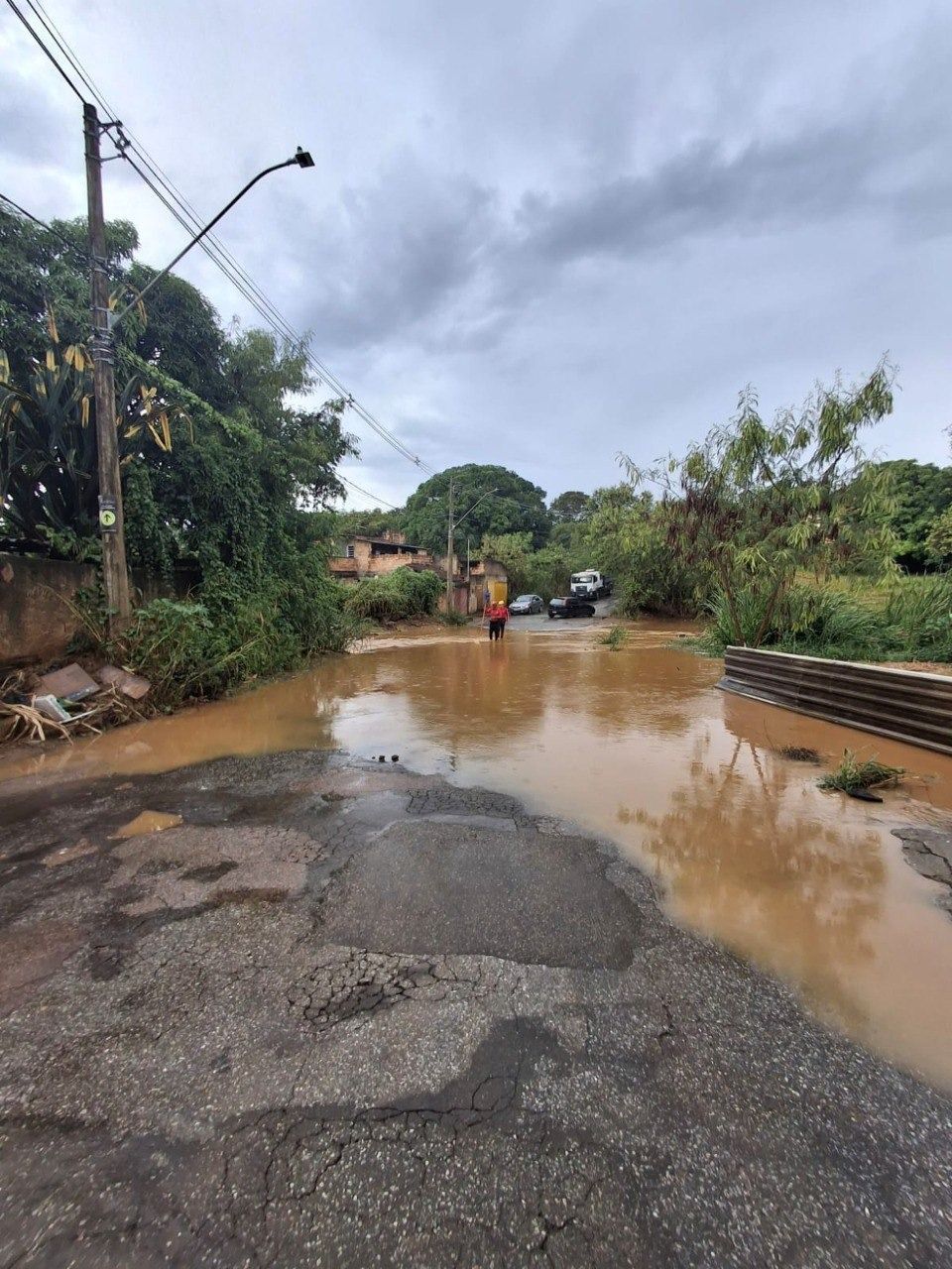 Forte chuva causa alagamentos em Sete Lagoas e deixa residência inundada