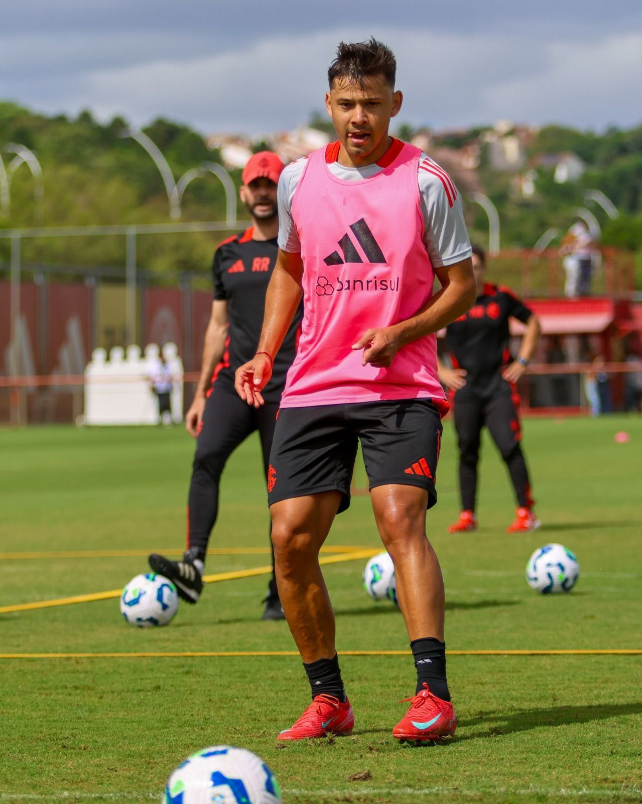 Romero é apresentado no Inter e manda recado sobre briga por posição no meio-campo