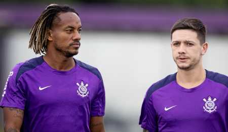 André Carrillo e Rodrigo Garro durante treino do Corinthians