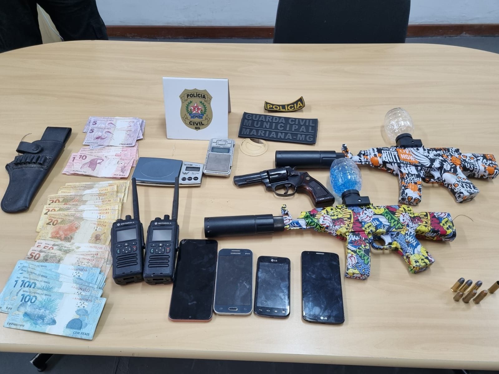 Polícia de Mariana prende suspeito de violência doméstica e apreende arma e drogas