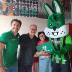 Torcedores do América recebem visita-surpresa de Bigode e são premiados; entenda
