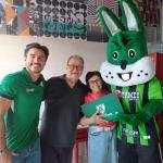Torcedores do América recebem visita-surpresa de Bigode e são premiados; entenda