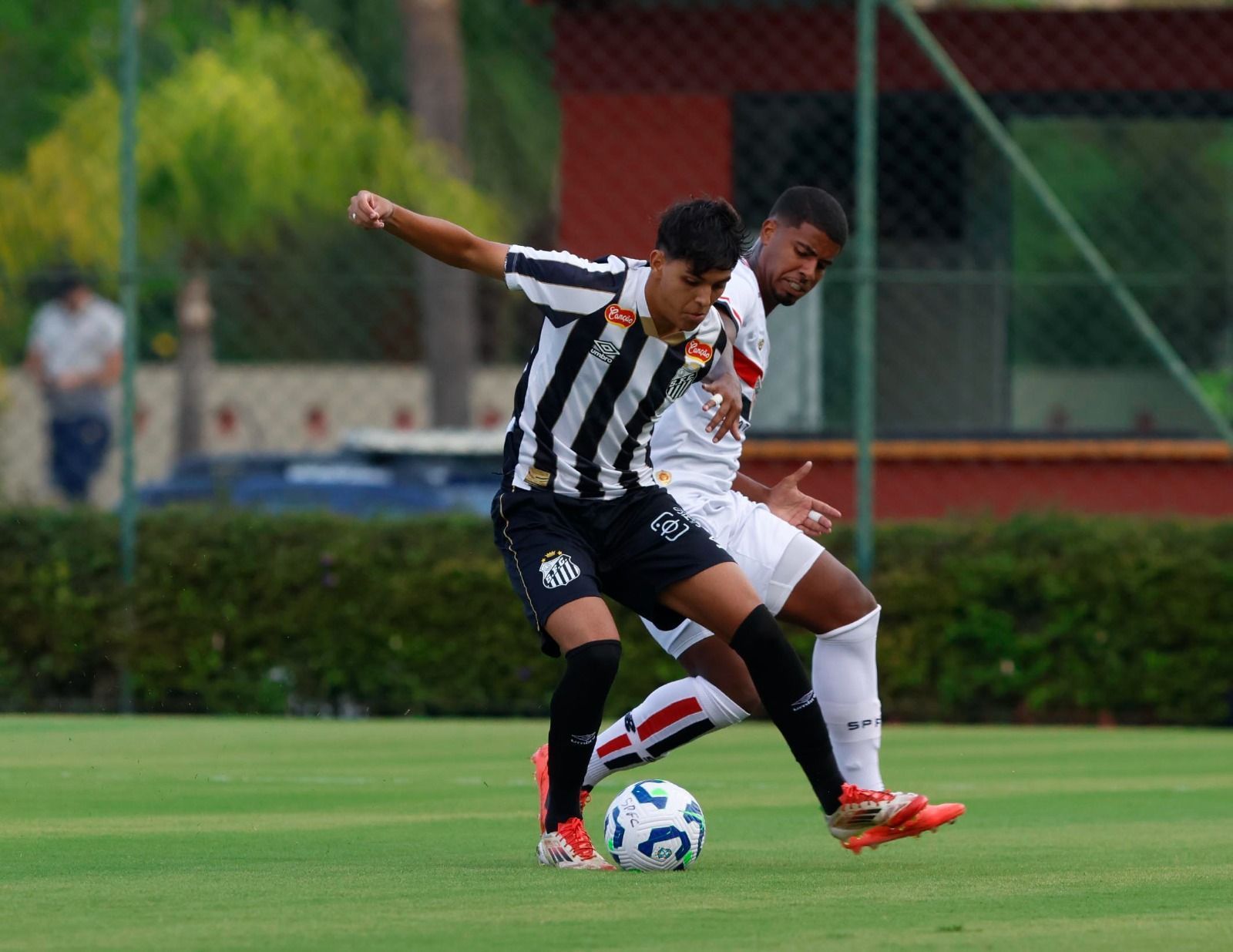 Em clássico de seis gols, Santos bate São Paulo pelo Brasileiro Sub-20