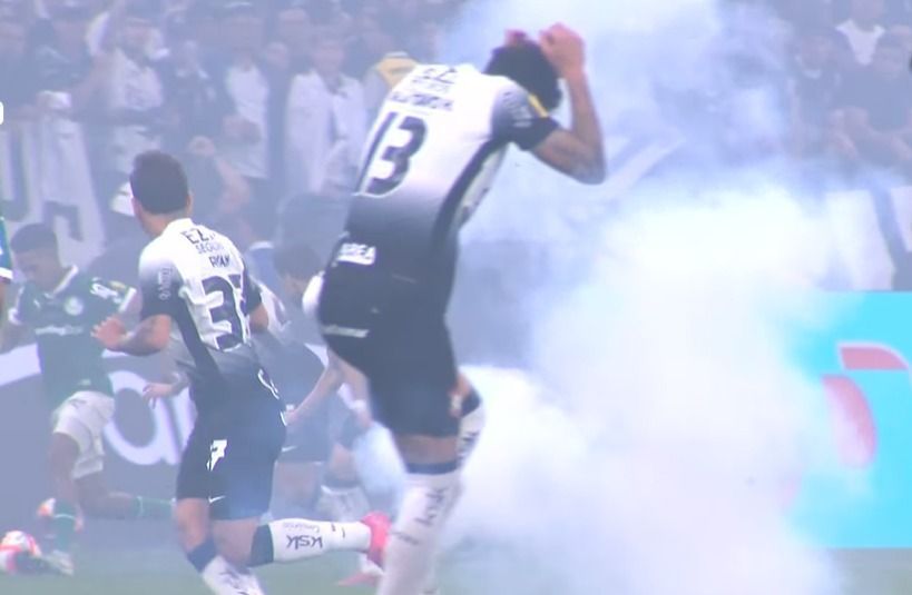 Sinalizadores, fogos e chinelo: veja súmula de Corinthians x Palmeiras