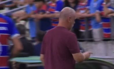 Mano pede desculpas a jogador do Fluminense após substituição; entenda
