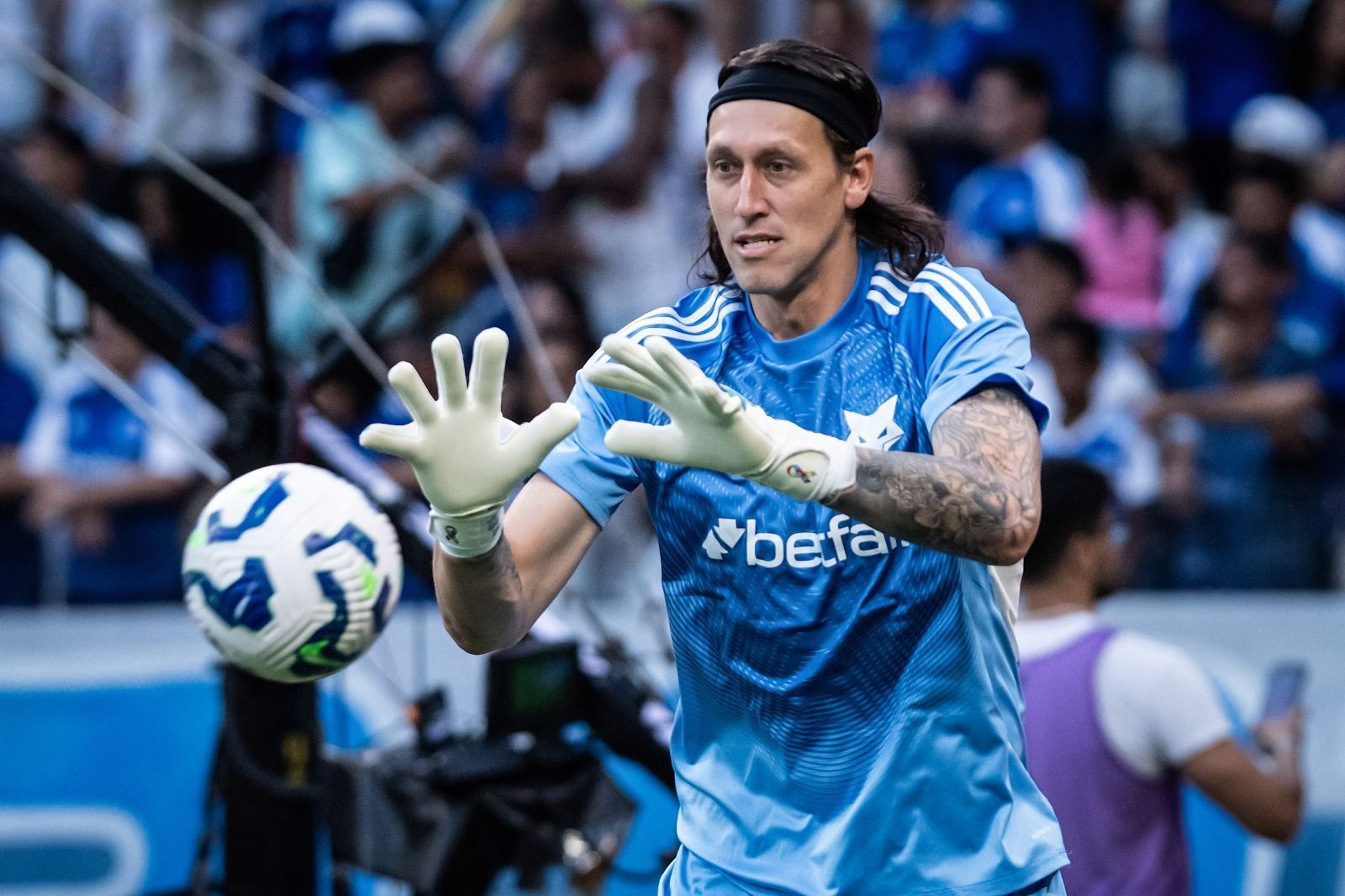 Destaque na estreia do Cruzeiro, Cássio comenta momento turbulento e valoriza vitória