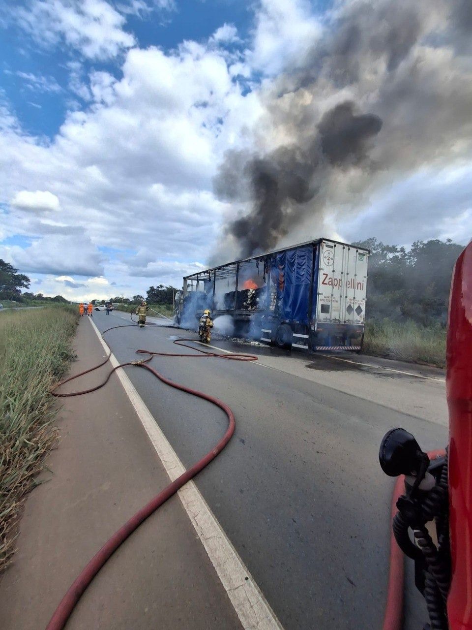 BR-040 é totalmente interditada, em Paraopeba, por causa de um caminhão em chamas