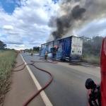 BR-040 é totalmente interditada, em Paraopeba, por causa de um caminhão em chamas