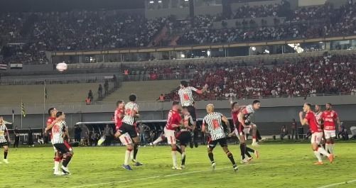 Ex-Atlético marca, Vila supera desvantagem contra o Anápolis e se sagra campeão goiano