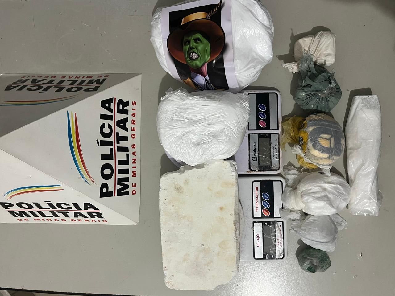 Laboratório de drogas é descoberto em casa abandonada em Ipatinga