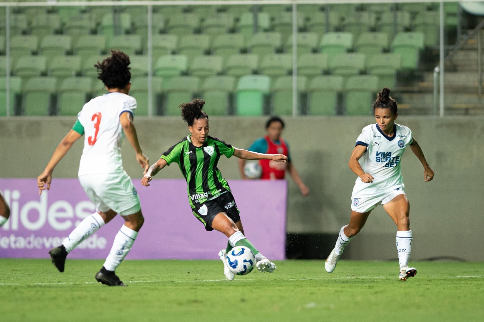 América e Bahia empatam pelo Brasileiro Feminino em jogo com expulsão de goleira