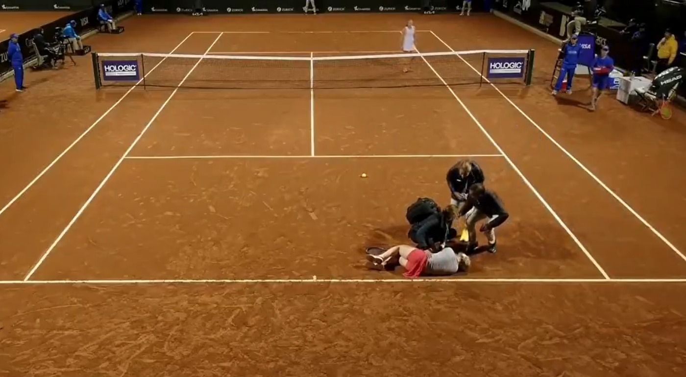 Tenista britânica passa mal e deixa partida de cadeira de rodas na Colômbia