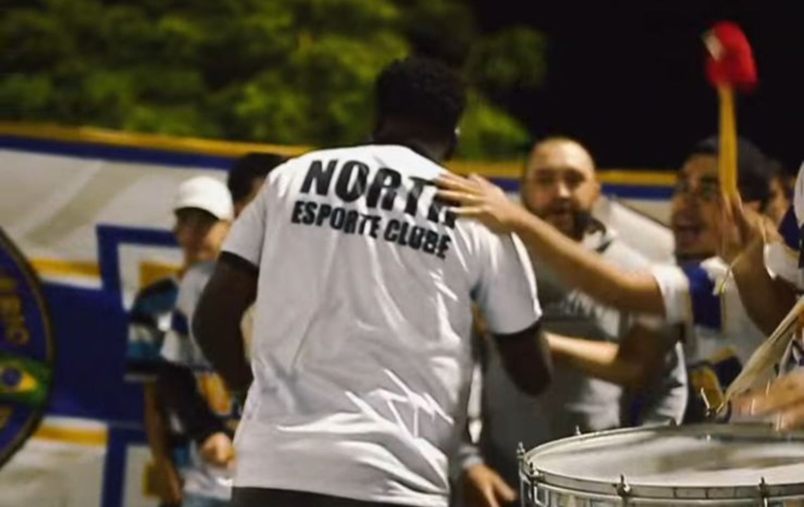 Campeão pelo Cruzeiro é recebido com festa por torcida de clube mineiro; assista