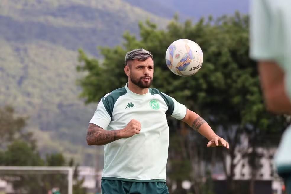 Meia da Chapecoense que agrediu torcedores do Avaí sofre punição pesada